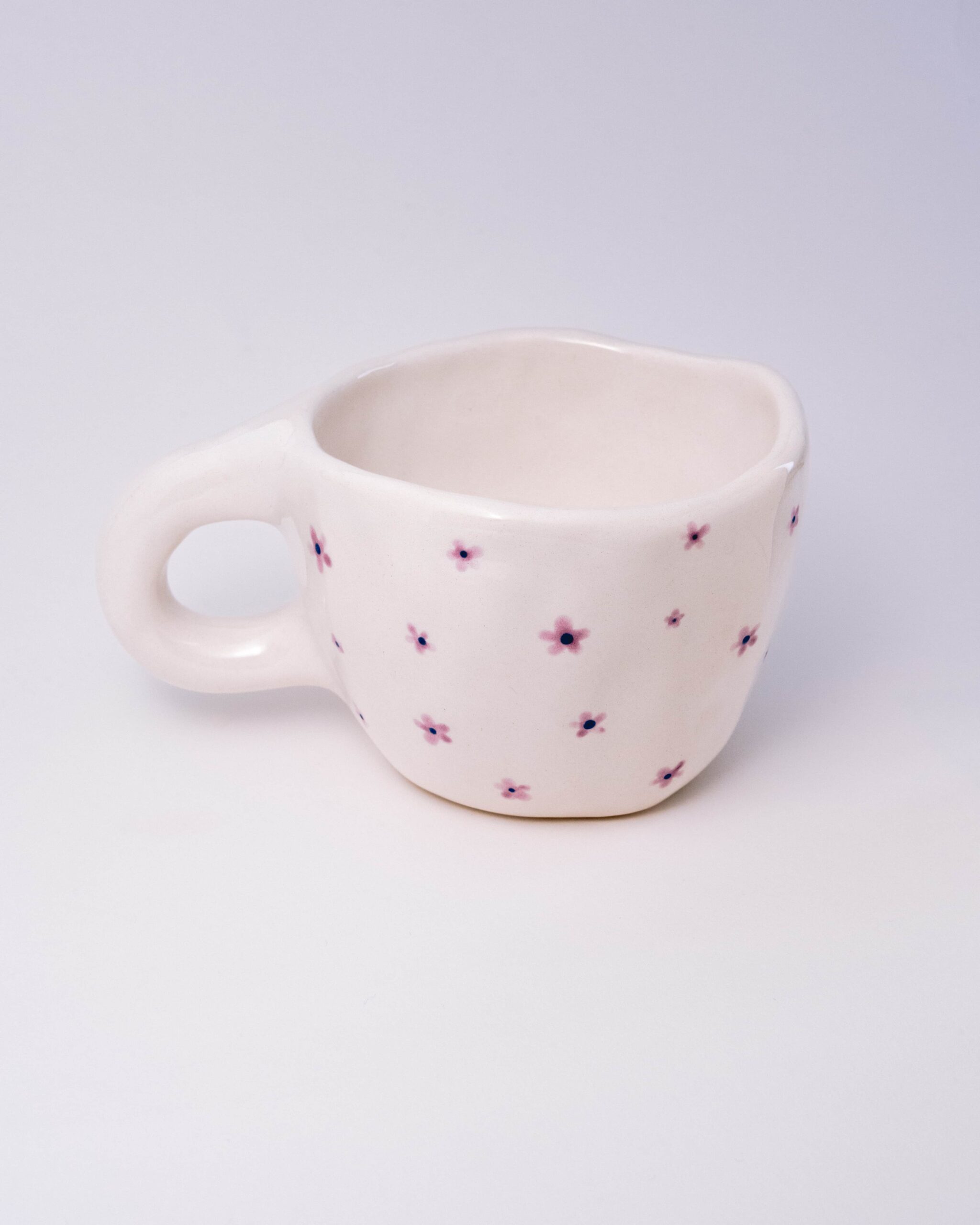 Rankų darbo keramikinis puodelis - gėlytės purple.