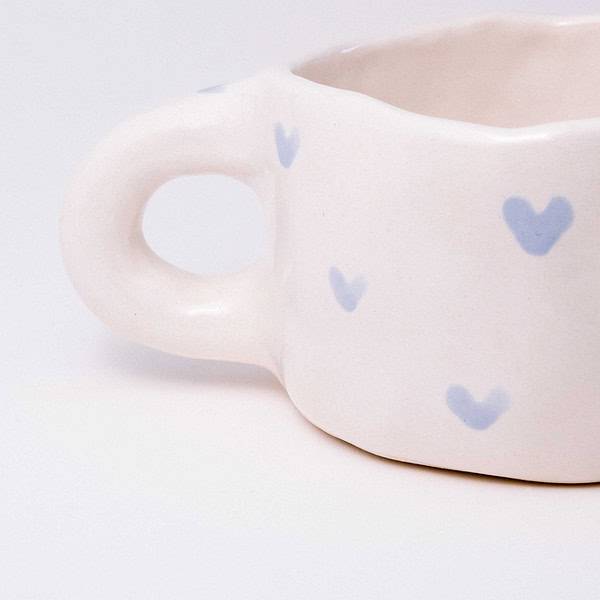Rankų darbo keramikinis puodelis - širdutės baby blue.