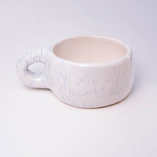 Rankų darbo keramikinis puodelis - smulkiai dryžuotas baby blue.