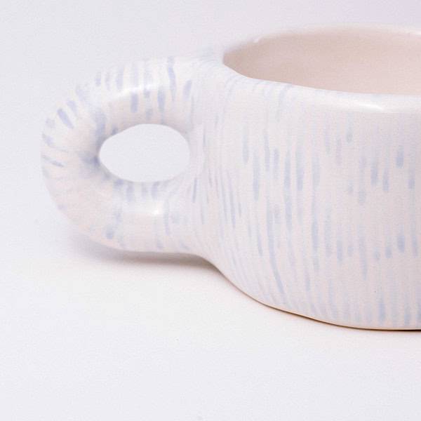 Rankų darbo keramikinis puodelis - smulkiai dryžuotas baby blue.