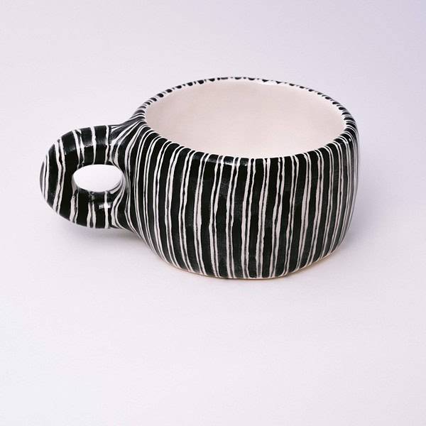Rankų darbo keramikinis puodelis - smulkiai dryžuotas juodas.