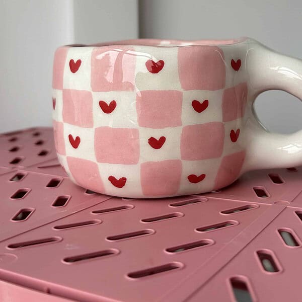 puodelis rožiniai languotas su širdelėm