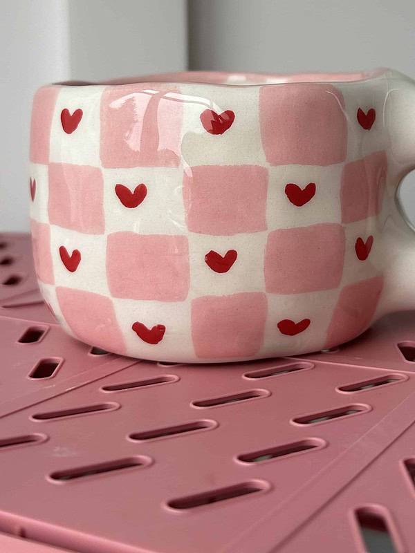 puodelis rožiniai languotas su širdelėm