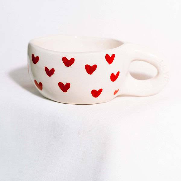 Rankų darbo keramikinis puodelis - raudonos didesnės širdelės