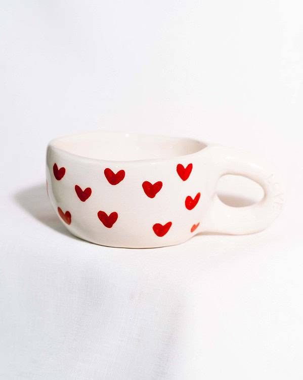 Rankų darbo keramikinis puodelis - raudonos didesnės širdelės