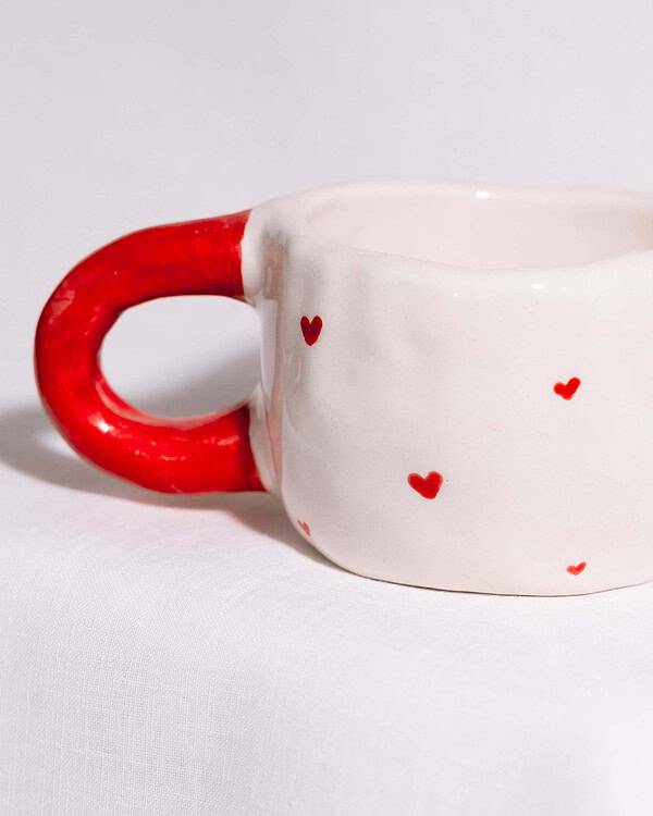 Rankų darbo keramikinis puodelis - širdelės su raudona rankena