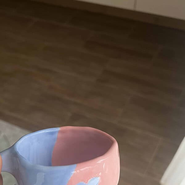 Rankų darbo keramikinis puodelis - jing jang rausvas/mėlynas