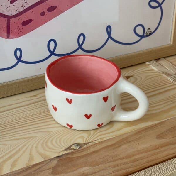 Alternative view of Puodelis - raudonos širdelės rožiniu vidumi