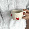 Rankų darbo keramikinis puodelis - raudonos 3D širdelės