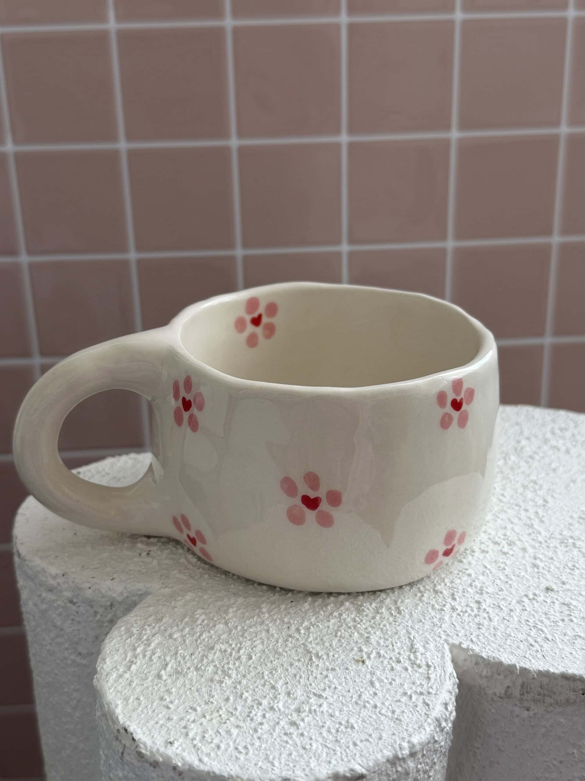 gelyte sirdele keraminis puodelis