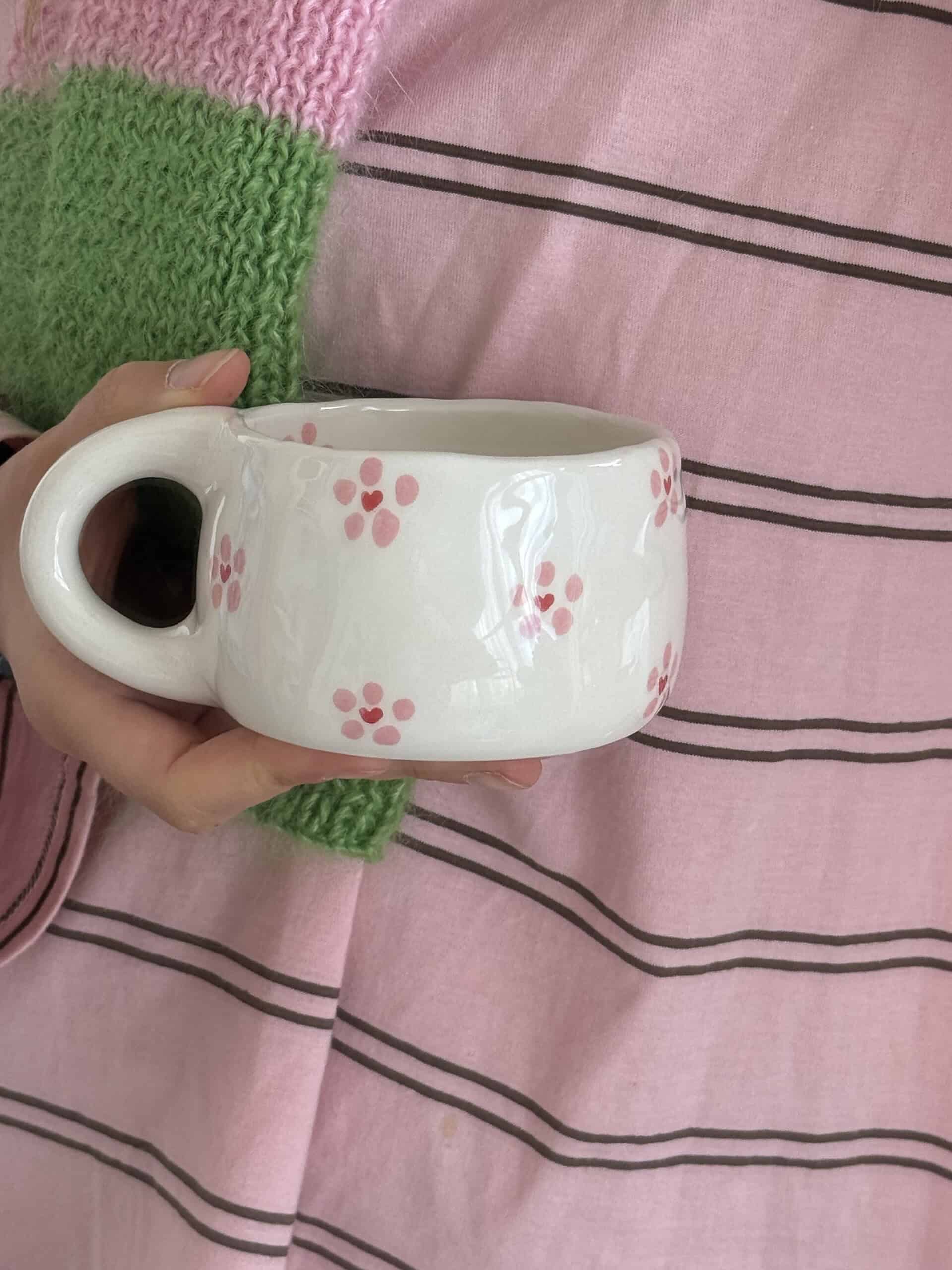 gelyte sirdele keraminis puodelis