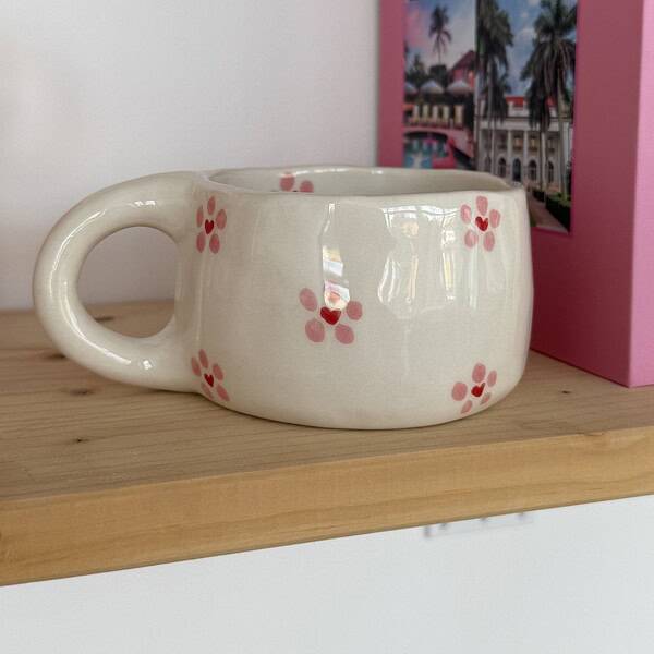 gelyte sirdele keraminis puodelis