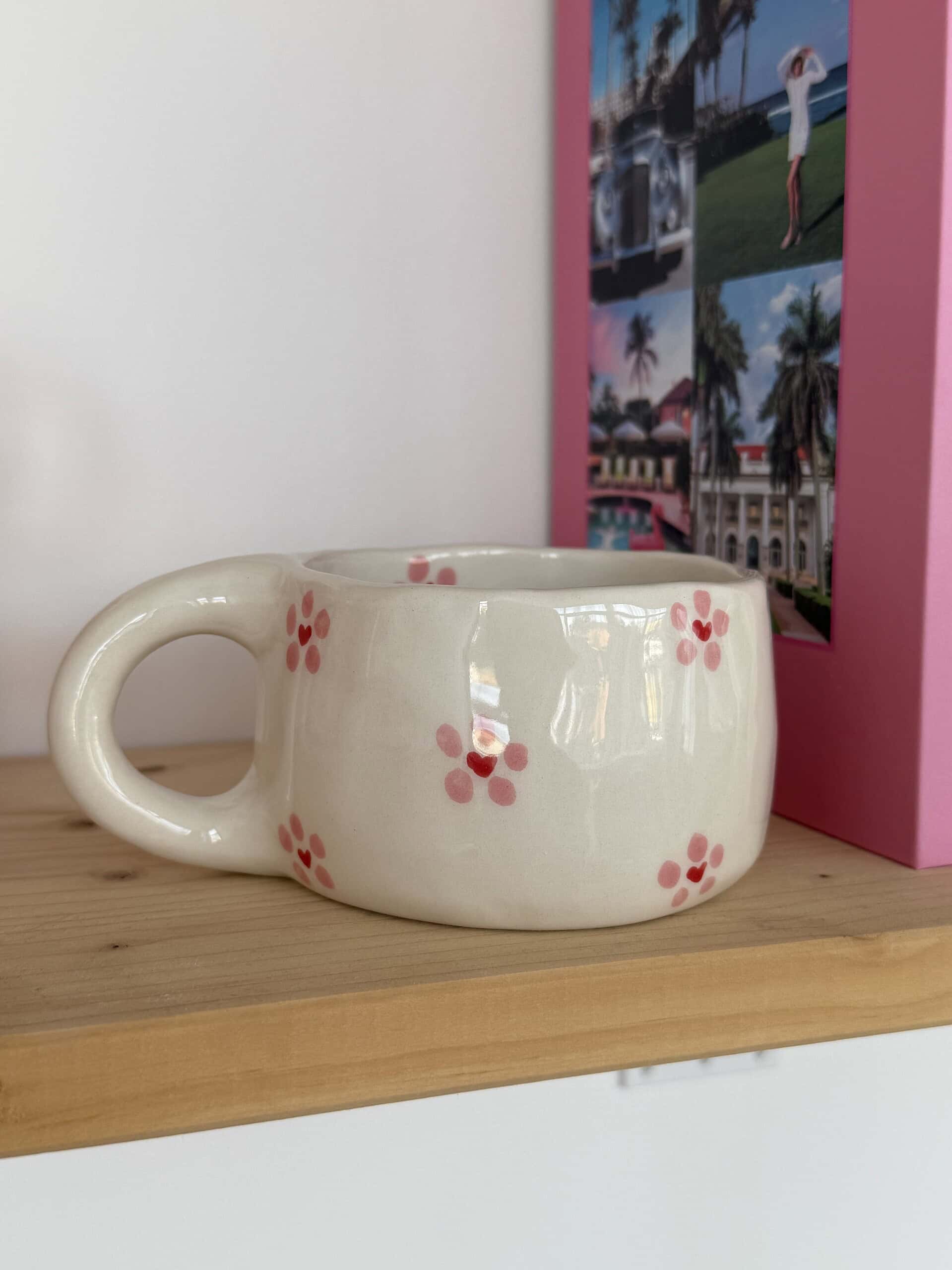 gelyte sirdele keraminis puodelis