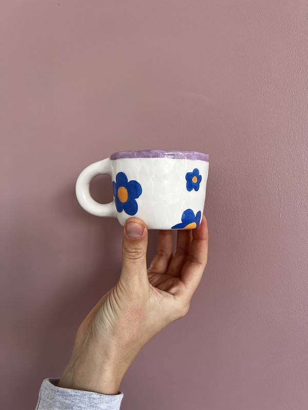 Rankų darbo keramikinis puodelis - Mėlynos gėlės/purple vidus