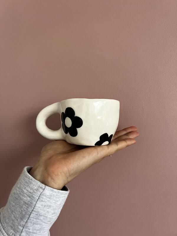 Rankų darbo keramikinis puodelis - Juodos gėlytės