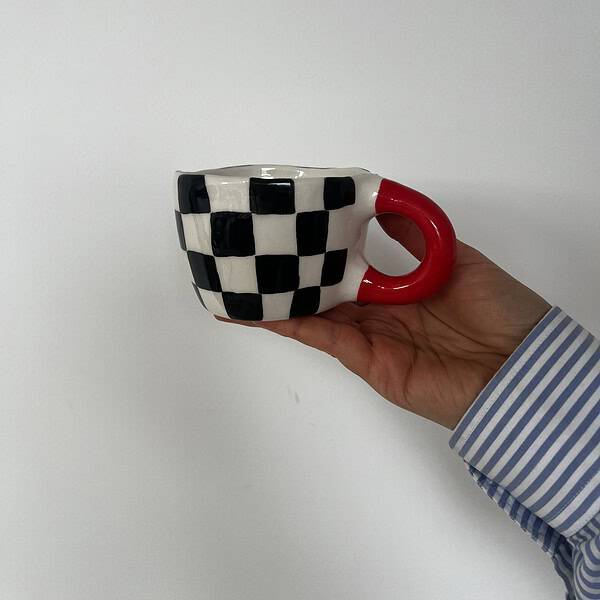 puodelis – juodas su red rankenėle
