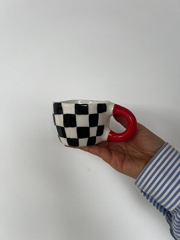 puodelis – juodas su red rankenėle