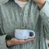 Rankų darbo puodelis su bitutėmis