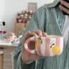 Dryžuotas rankų darbo puodelis su citrinų piešiniais iš ClayPoetry kolekcijos