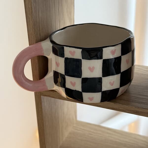 puodelis juodai languotas su sirdelem