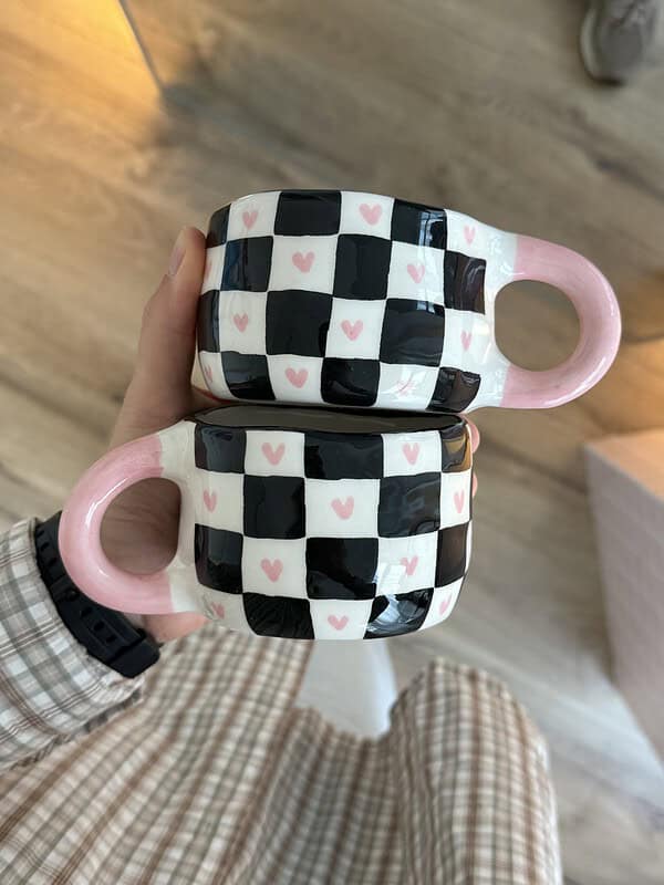 puodelis juodai languotas su sirdelem