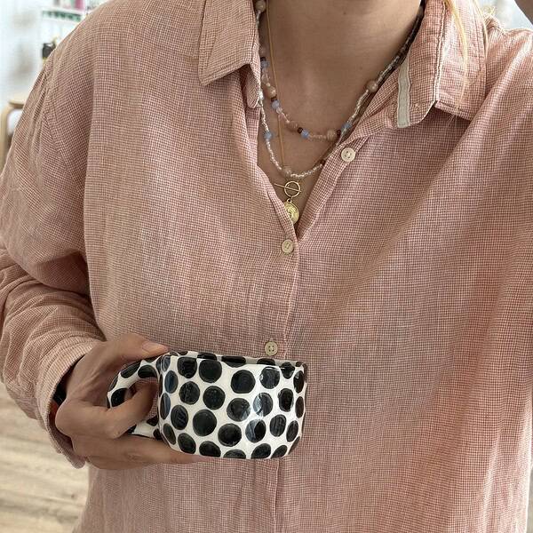 puodelis juodi burbuliukai