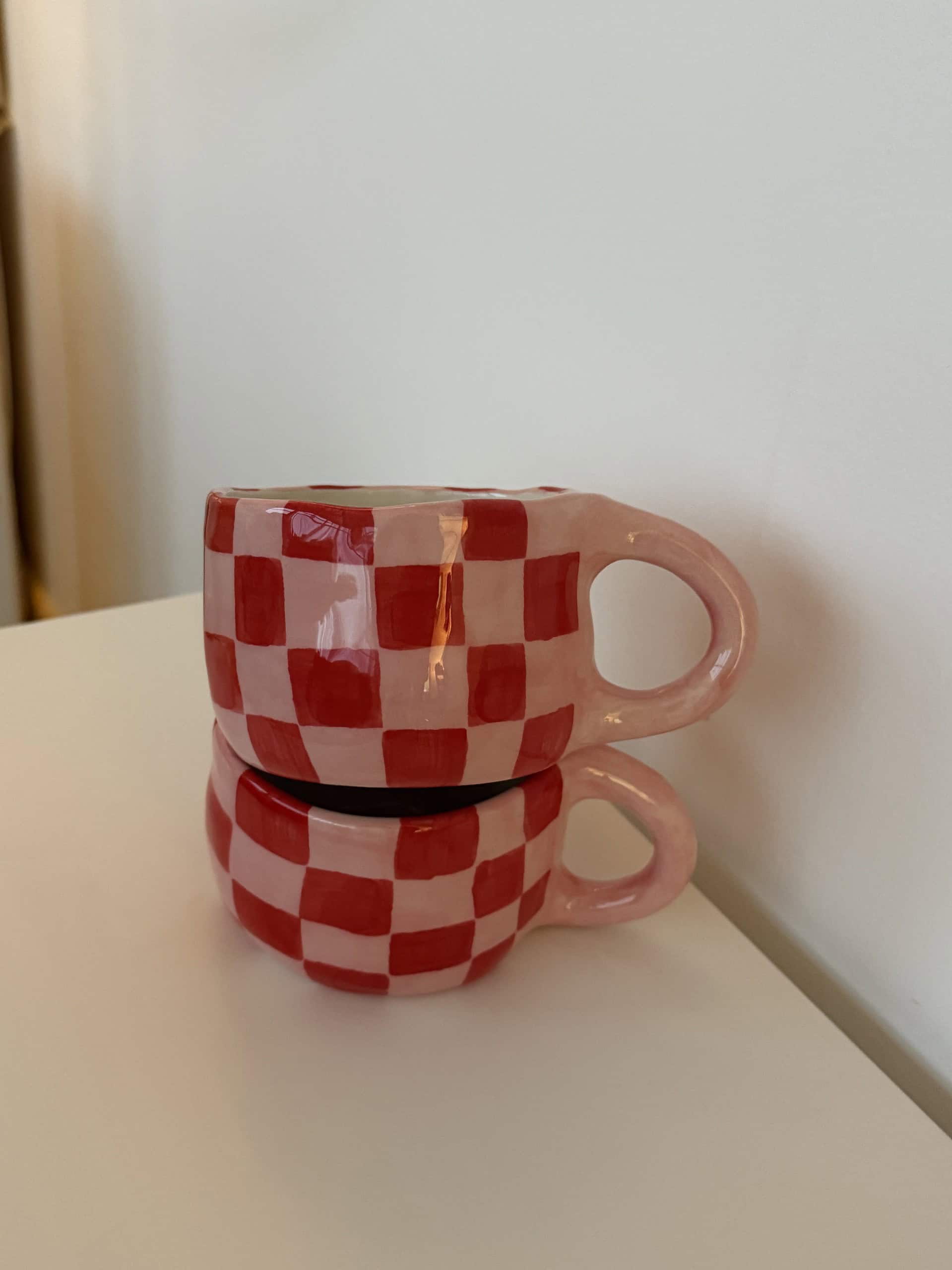 puodelis red pink langeliai