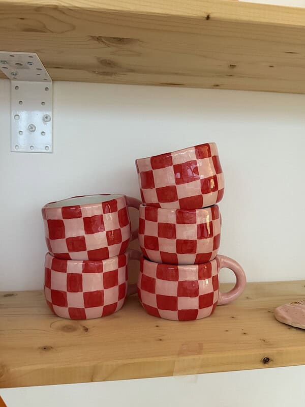 puodelis red pink langeliai