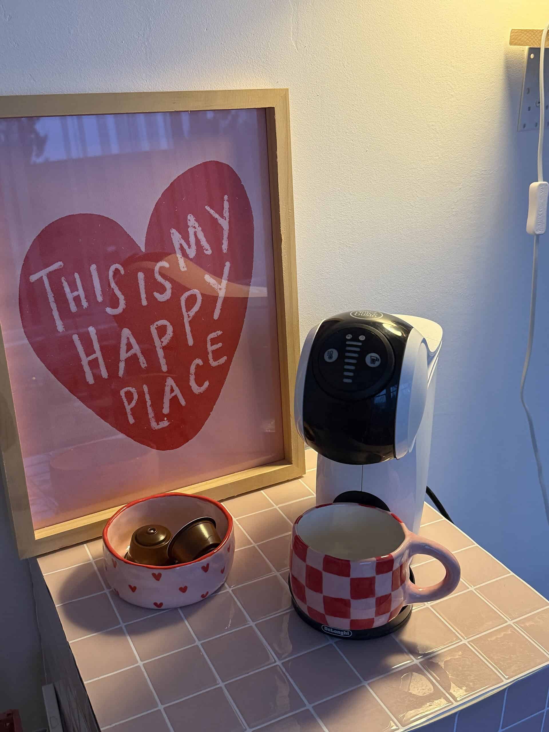 puodelis red pink langeliai