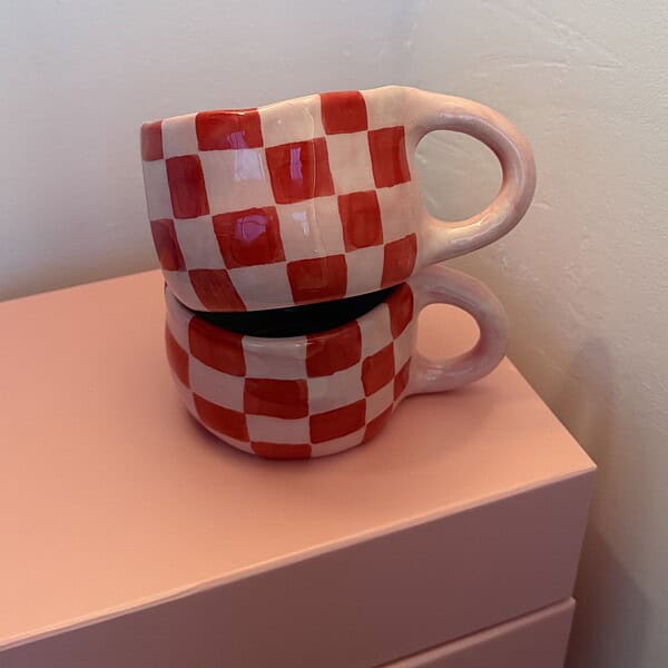 puodelis red pink langeliai