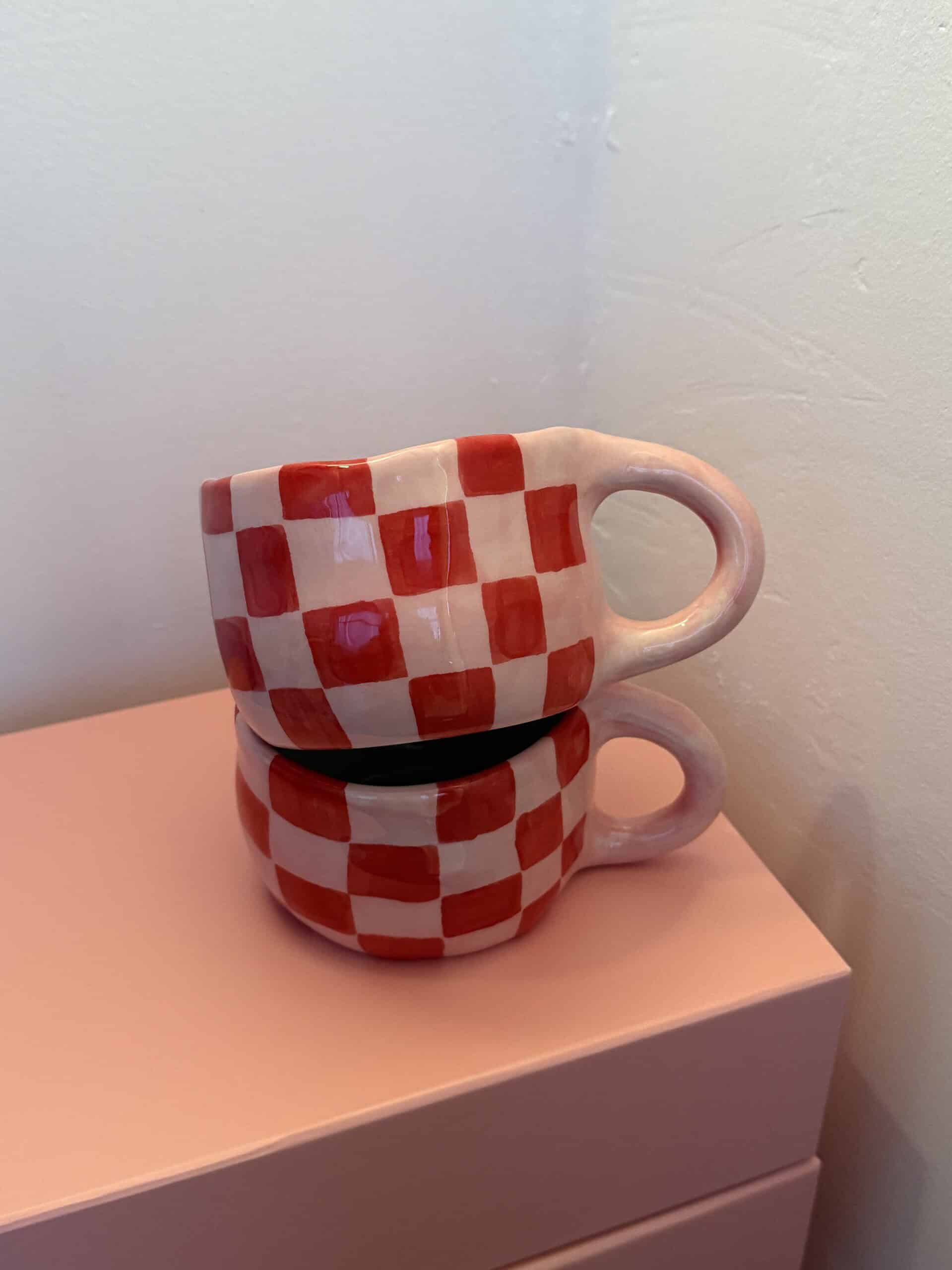 puodelis red pink langeliai