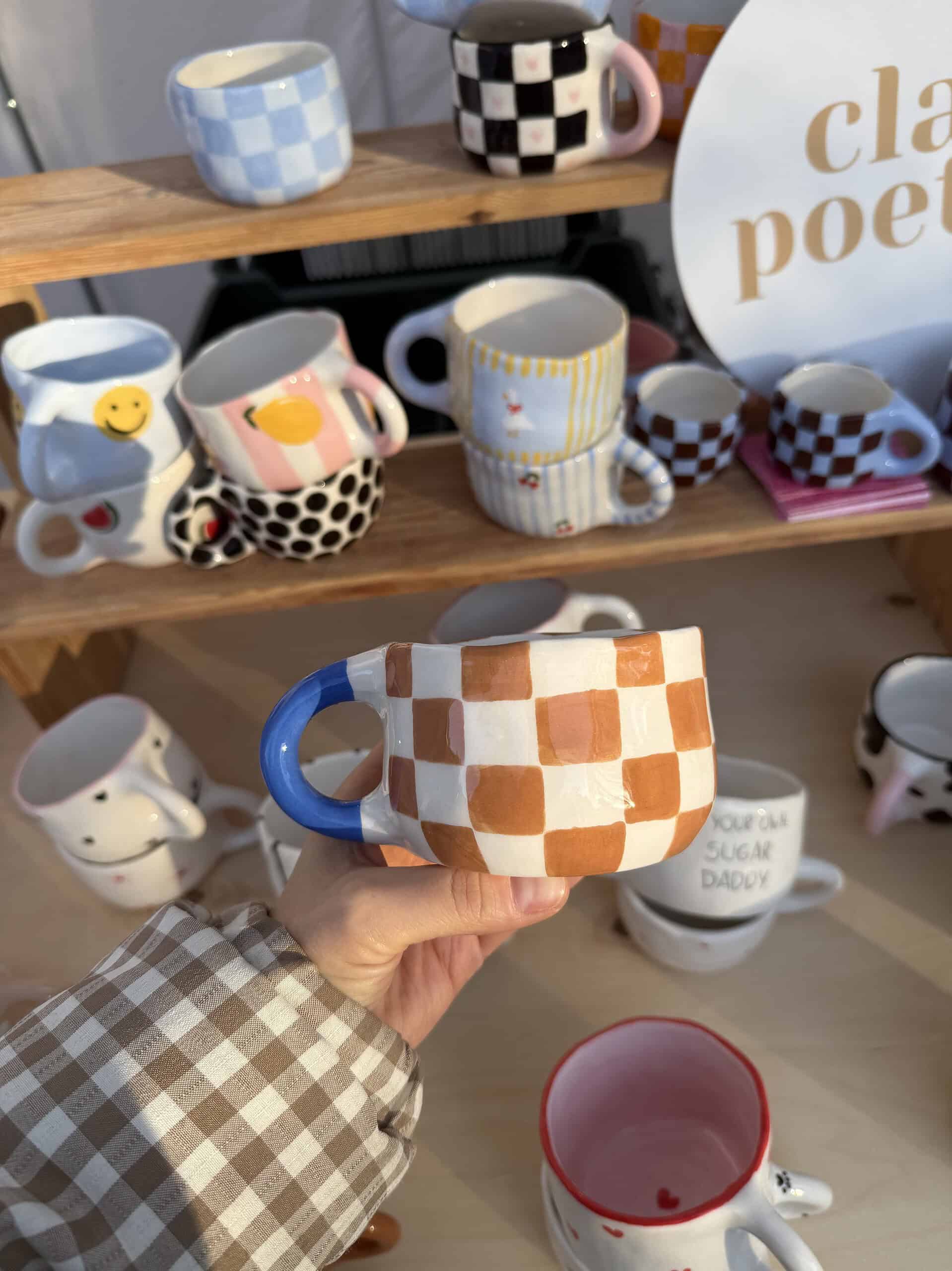 puodelis rudi langeliai su melyna rankena