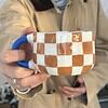 puodelis rudi langeliai su melyna rankena